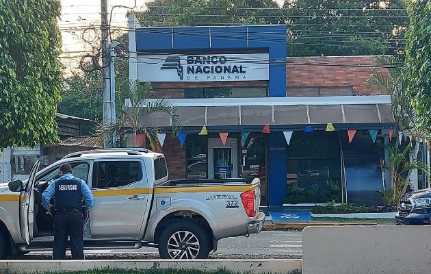 Las autoridades confirmaron que el arma encontrada es la utilizada por la seguridad del banco y que reposaba dentro de la institución. Foto. Mayra Madrid