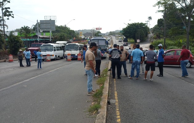 En el distrito de La Chorrera, las prestatarias de transporte selectivo acordaron mantener las protestas en las calles. Foto. Eric Montenegro