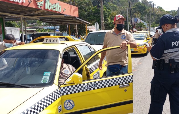 La Policía verificó las licencias de los taxistas que participaron del cierre de calles. Foto. Eric Montenegro