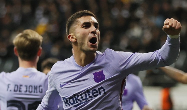 Ferran Torre del Barcelona festeja el empate ante el Eintracht Frankfurt de Alemania en la Liga Europa. Foto:EFE