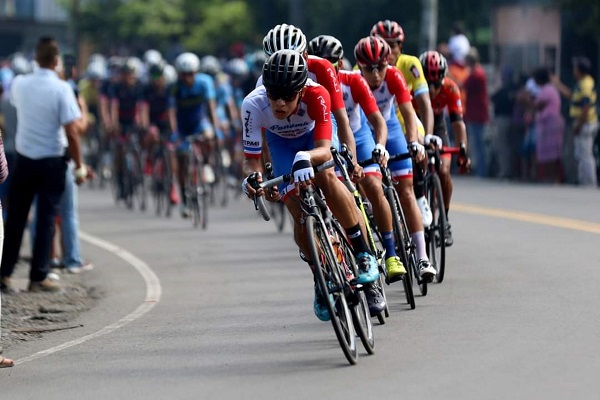 Franklin Archibold ( al frente) quedó en el segundo lugar en la Vuelta Internacional a Formosa . Foto:Fepaci