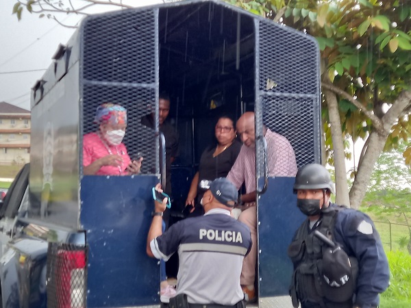 La policía aprehendió a cuatro de los manifestantes. Foto: Francisco Paz