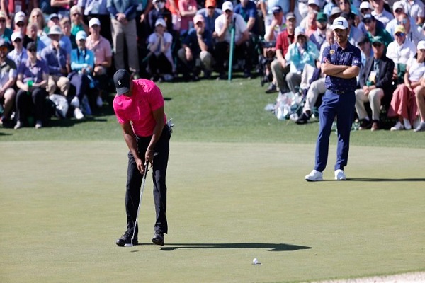 Tiger Woods  en el hoyo 18 del Masters de Augusta. Foto:EFE