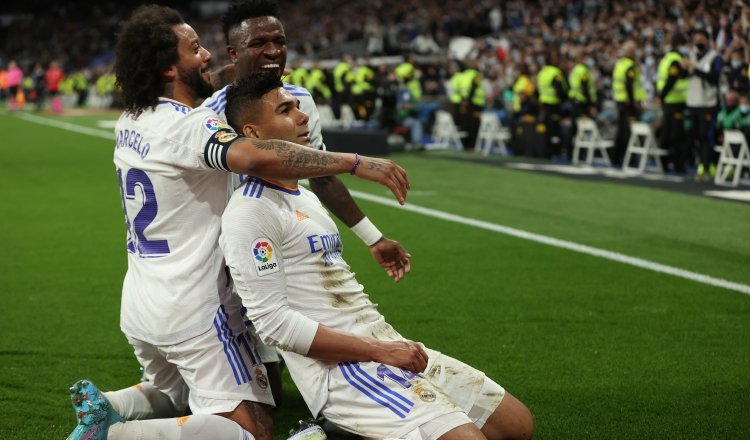 Los brasileños Casemiro (14), Marcelo (izq.) y Vinicius, jugadores del Real Madrid Foto:EFE