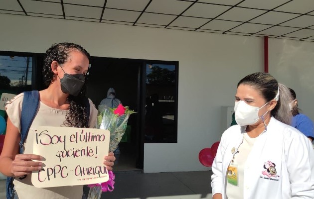 Jaylin Vega, quien vive en la comunidad de Aguacatal, agradeció a Dios y al equipo de salud por permitirle recuperarse de este virus, quien además valoró el trabajo del equipo que la atendió en el albergue. Foto. José Vásquez