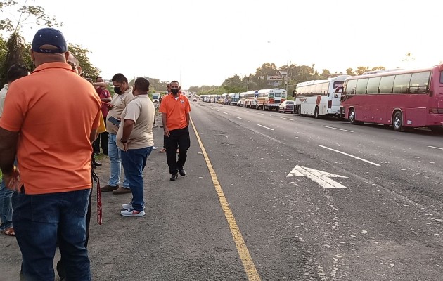 Los transportistas de La Chorrera y de equipo pesado están estacionados en las inmediaciones de la autopista Arraiján-La Chorrera. Foto. Eric Montenegro