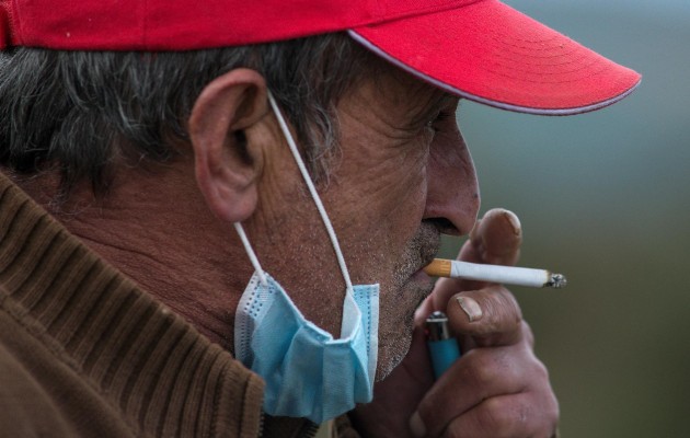 El número de personas fumadoras en España pasó del 13.9 % de los encuestados al 8.8 %. Foto: EFE