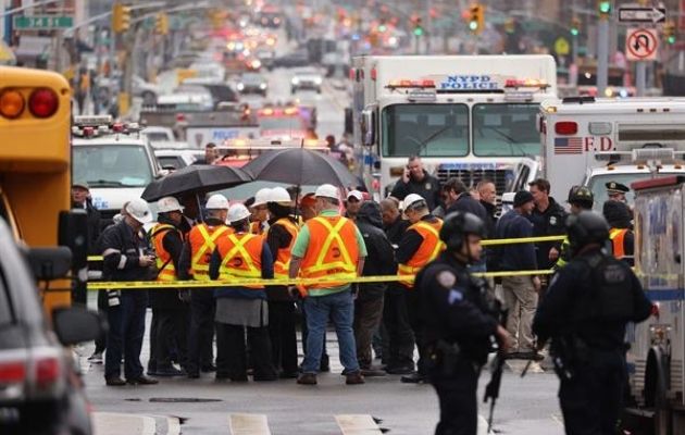 Funcionarios del Departamento de Policía y Bomberos de la ciudad de Nueva York en la escena de un tiroteo múltiple reportado en una estación del Metro. EFE