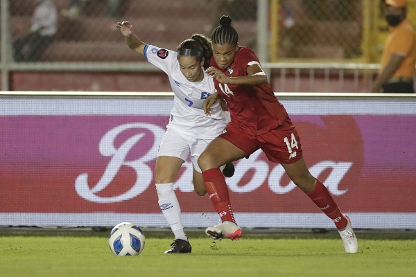 Yerenis de León (d) de Panamá disputa el balón con Victoria Sánchez de El SalvadOR.Foto:EFE
