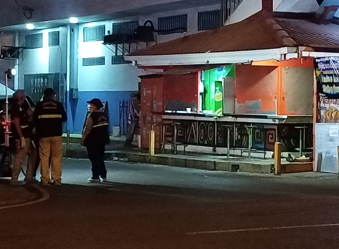 El cuerpo de Herrera Bonilla, quedó tendido en el piso de un local de venta de comida. Foto: Eric A. Montenegro