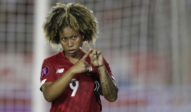 Karla Riley  festeja el segundo gol de Panamá. Foto:EFE