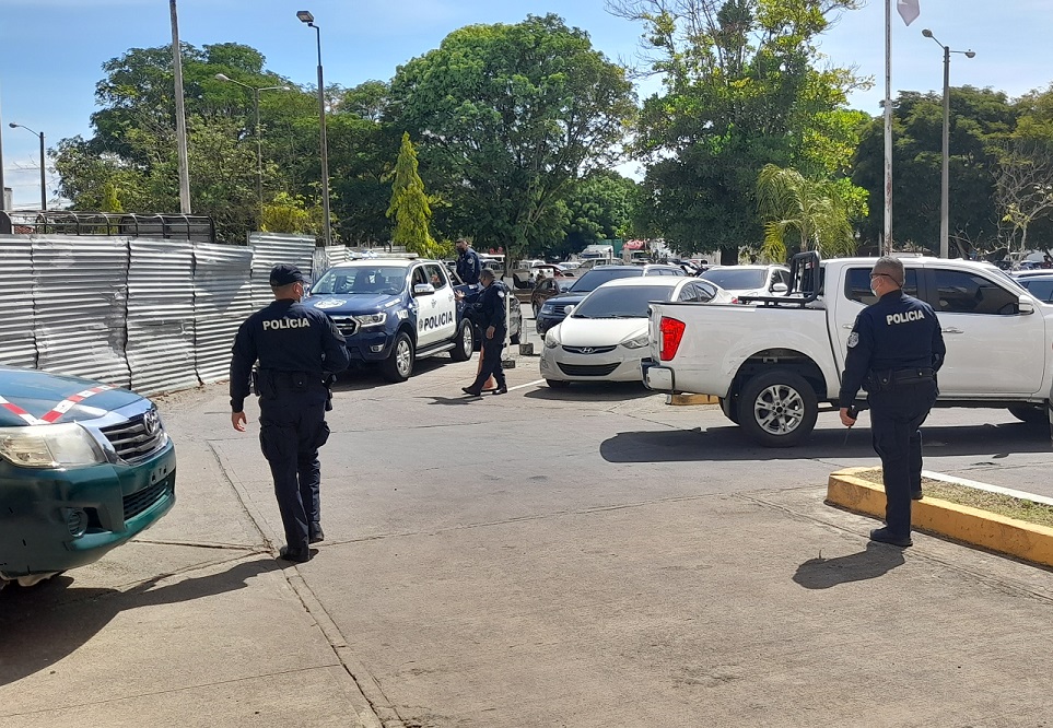 Un fuerte dispositivo de seguridad policial se observaba previo a la audiencia suspendida. Foto: José Vasquez