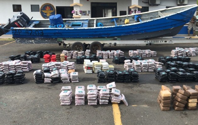Los 24 bultos encontrados en la embarcación contenían un total de  1,105 paquetes de drogas. Foto. Cortesía del Senan