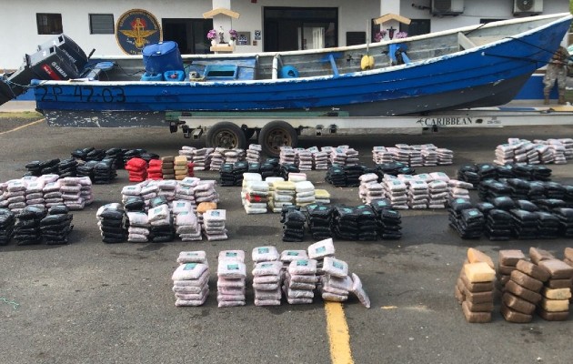Los 24 bultos encontrados en la embarcación contenían un total de 1,105 paquetes de drogas. Foto. Cortesía del Senan