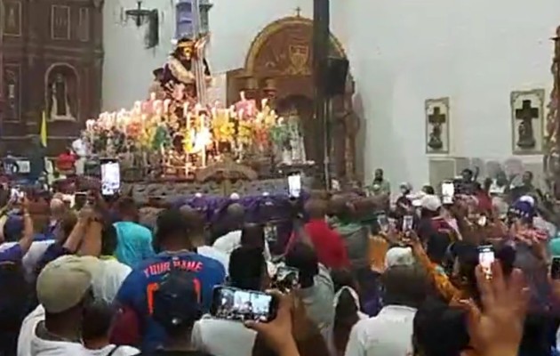 La iglesia de Portobelo estuvo llena de feligreses, quienes una vez culminado el oficio religioso, en horas de la noche del miércoles, sacaron la imagen del Cristo Negro, en medio de aplausos y mucha alegría. Foto. Diomedes Sánchez