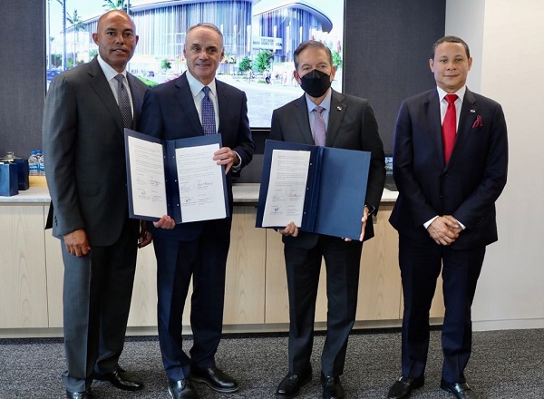 MLB y Pandeportes firmaron un memorando en septiembre pasado. Al fondo se observa lo que será el nuevo estadio en honor a Mariano Rivera. Foto: Archivo