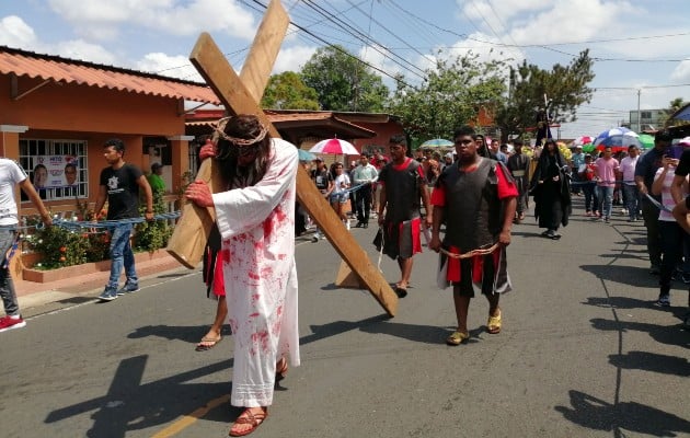 La dramatización inicia en el atrio de la Iglesia San Francisco de Paula, con el juicio y condena de Jesús. Foto. Eric Montenegro