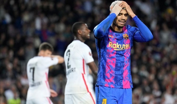 El defensa uruguayo del FC Barcelona, Ronald Araujo, se lamenta. Foto:EFE