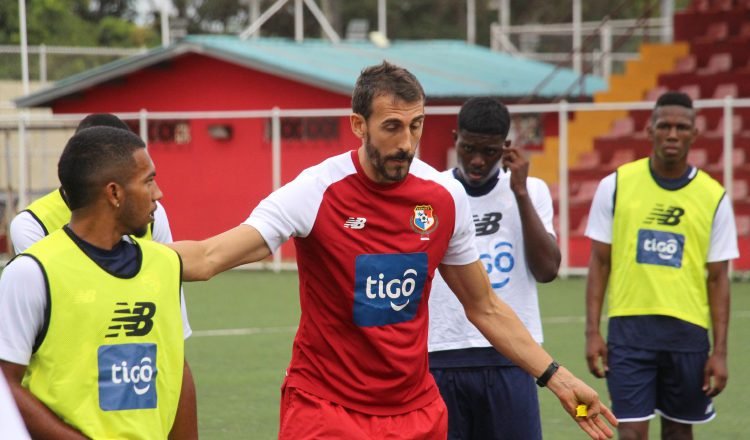 David Dóniga (cent.) es el técnico de la Sub-23. Foto: Fepafut