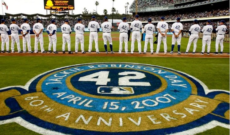 Miembros del equipo de los Dodgers con  el número 42 en honor a Jackie Robinson en el estadio Dodger el 15 de abril de 2007, en Los Ángeles, California (EEUU). Foto: EFE