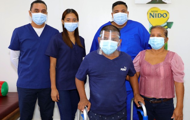 Asistentes de fisioterapia, Belkys Sosa y Kayvin Ramosun y el fisioterapeuta Rolando Méndez Oro. Foto: Cortesía