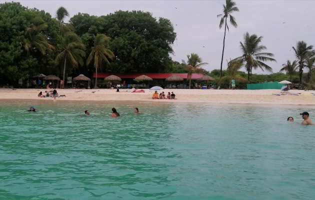 Pescadores, lancheros y turistas coincidieron en señalar que se hace necesario ampliar además el horario de visitas en la isla, que actualmente solo es permitido hasta las tres de la tarde. Foto. Thays Domínguez