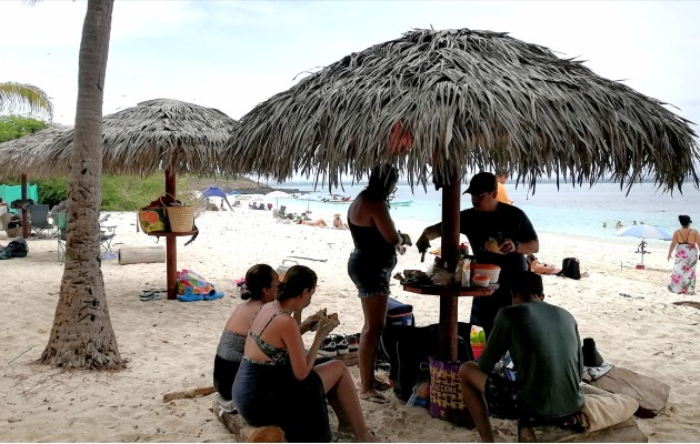 Se logró la instalación de gazebos frente a la playa para los visitantes, los cuales son de uso gratuito. Foto. Thays Domínguez