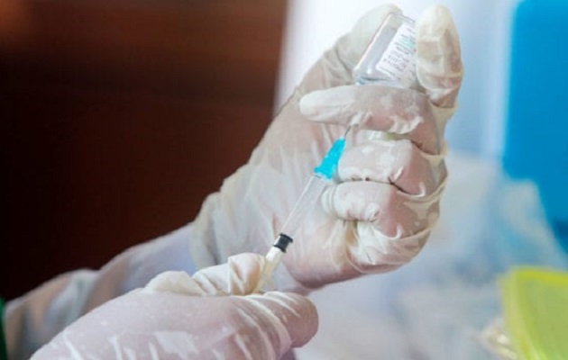 La vacuna previene cuadros graves de covid. Foto EFE