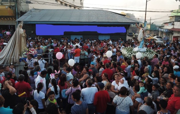 Las imágenes de la Virgen María, San Juan y María Magdalena son llevadas a la carrera al encuentro de la imagen del Cristo Resucitado, en medio de cantos, fuegos pirotécnicos, globos y el intercambio de golosinas, especialmente entre los niños. Foto. Eric Montenegro