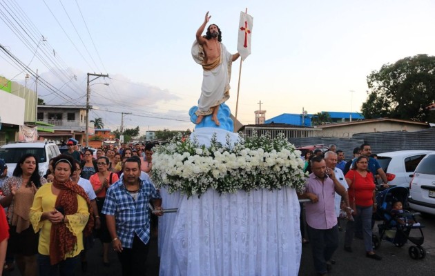 La imagen del Cristo Resucitado, sale de la parroquia en medio de cantos, fuegos pirotécnicos, globos. Foto. Eric Montenegro