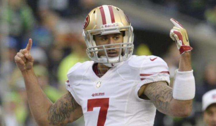 Colin Kaepernick desea volver a jugar en la NFL. Foto:EFE