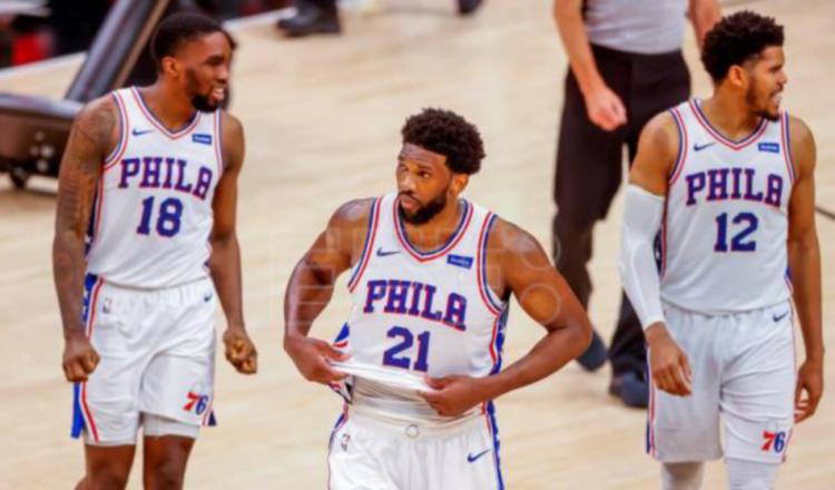 Joel Embiid (21) volvió a destacar por los Sixers. Foto:EFE