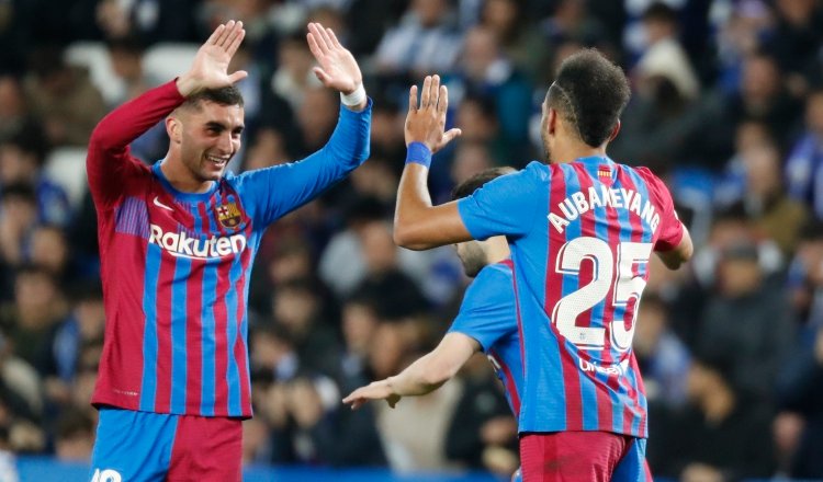 El delantero del FC Barcelona Pierre-Emerick Aubameyang (d) celebra con Ferrán Torres tras marcar ante la Real Sociedad. Foto:EFE