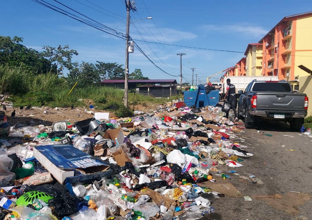 Las calles de la ciudad y áreas de las afueras de Colón, ya registran acumulación de basura. Foto: Diomedes Sánchez 