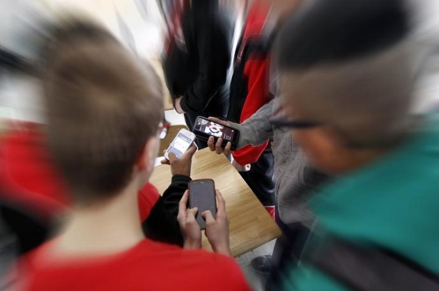 La mayoría de los niños pasan muchas horas usando el celular. Foto: EFE