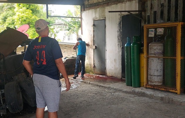 El hecho de sangre ocurrió a las 4:00 a.m. a un costado de una parrillada y un taller de soldadura en la Comunidad del 20, en el corregimiento de Nuevo San Juan, área de la Transístmica de Colón. Foto. Diomedes Sánchez