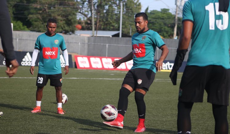 Miguel Saavedra con el balón, capitán y goleador del equipo chiricano. Foto: Twitter