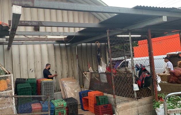 Los vendedores minoristas y mayoristas, además de distribuidores, están siendo reubicados en distintas áreas de la feria, los cuales fueron habilitados por los propios comerciantes. Foto. Eric Montenegro