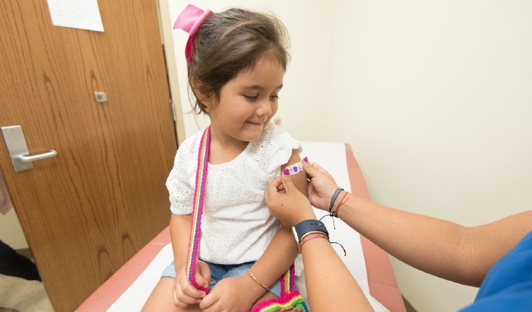 Los niños deben recibir la mayoría de sus vacunas durante sus primeros dos años de vida.  Pexels