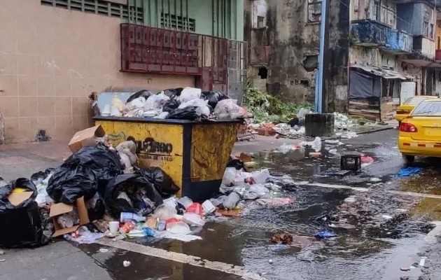 Las calles y comunidades de Colón desde el jueves 21 de abril que inició la paralización de los trabajadores de aseo están llenas de basura. Foto. Diomedes Sánchez