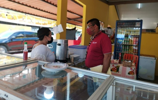 Los comerciantes instalados dentro de las instalaciones de la feria tienen grandes expectativas y esperan recuperar  su inversión. Foto. Thays Domínguez