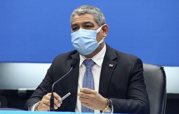 El ministro Luis Sucre dijo que hay vacunas suficientes para inmunizar a la población. Foto: Luis Sucre