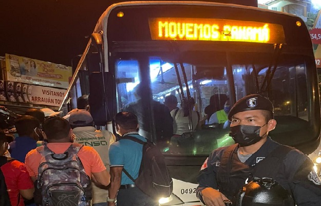 La empresa MiBus, prestó el servicio en algunos sectores de La Chorrera para que los usuarios pudieran llegar a su destino. Foto. Proteger y Servir