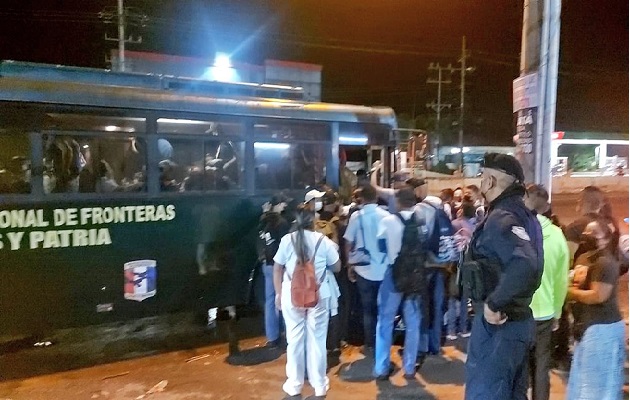 Los estamentos de seguridad también proporcionaron apoyo con sus buses. Foto. Proteger y Servir