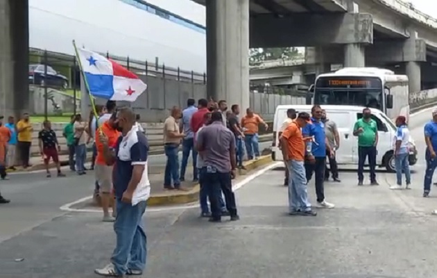 Los trabajadores del volante llevaron a cabo una protesta en las inmediaciones de la Asamblea Nacional de diputados, para que sus peticiones sean escuchadas y se impulse el proyecto de Ley 808. Foto. Víctor Arosemena