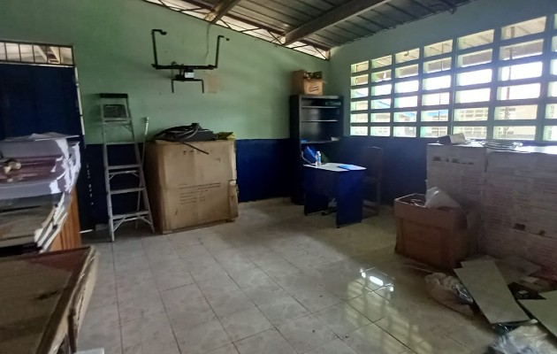 Los educadores tienen que dar clases en un depósito. Foto. Melquíades Vásquez