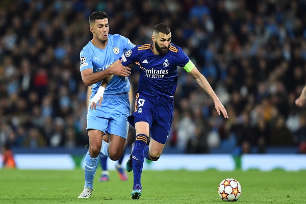  Rodri del Manchester City (izq.) marca muy de cerca a Karim Benzema del Real Madrid. Foto:EFE