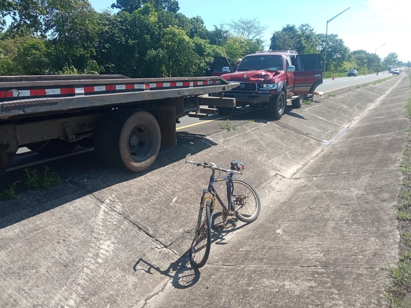 La bicicleta quedó en una cuneta cerca al vehículo involucrado en el atropello. Foto: Thays Domínguez.
