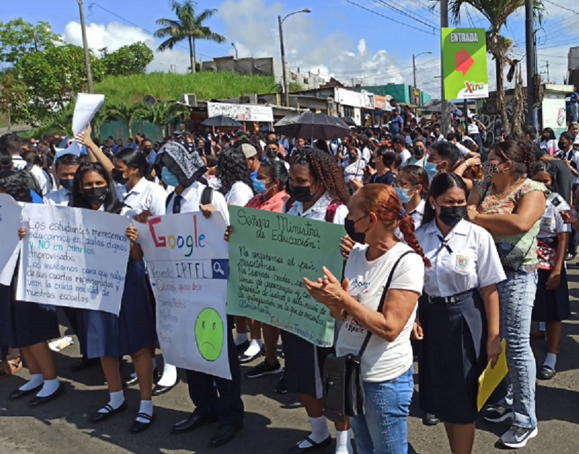 La protesta se efectuó luego de una asamblea general en el plantel. Foto: Eric A. Montenegro