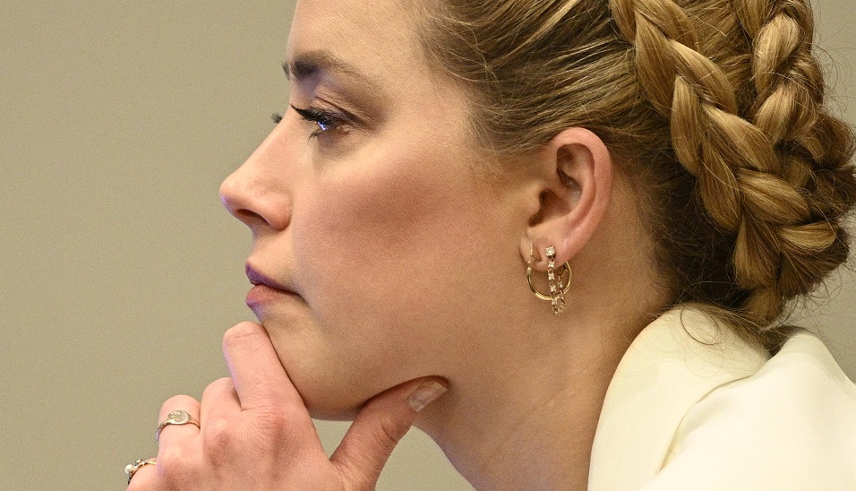 Amber Heard escucha en la sala del Tribunal de Circuito del Condado de Fairfax en Virginia. EFE/EPA/BRENDAN SMIALOWSKI / pool